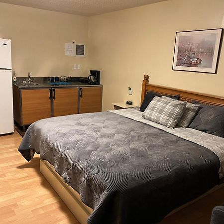 Kings Court Motel Cold Lake Екстериор снимка