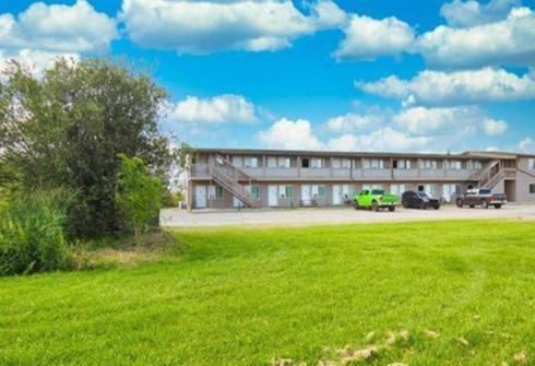 Kings Court Motel Cold Lake Екстериор снимка