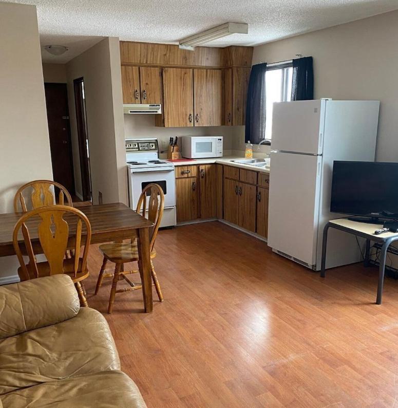 Kings Court Motel Cold Lake Екстериор снимка