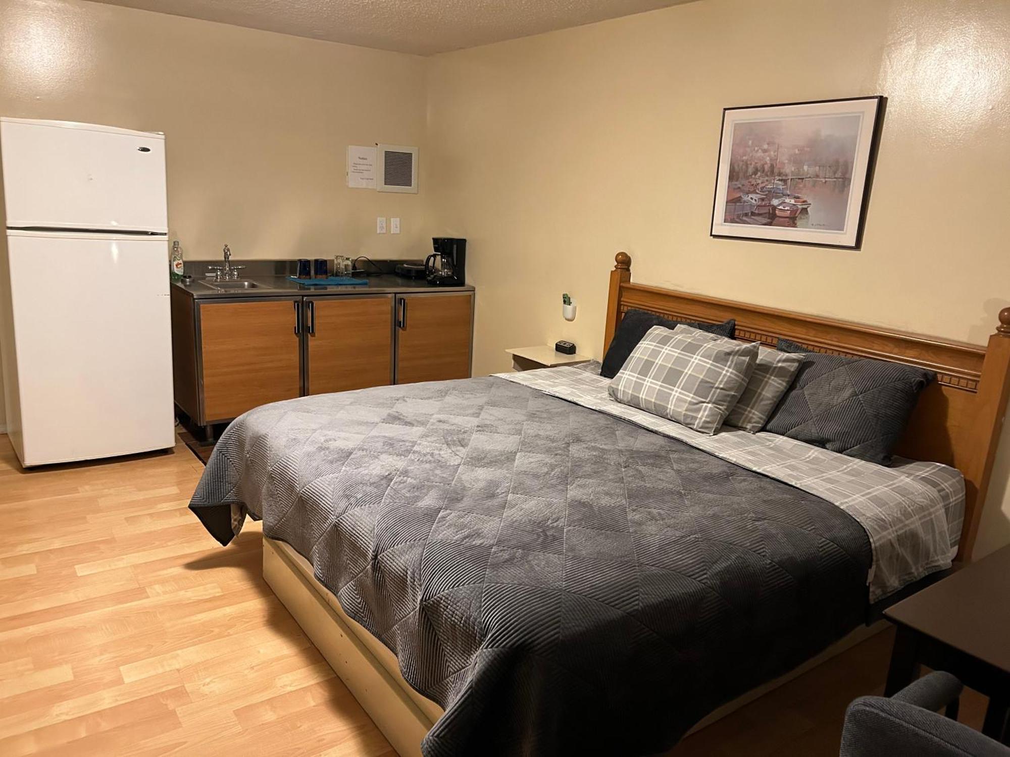 Kings Court Motel Cold Lake Екстериор снимка