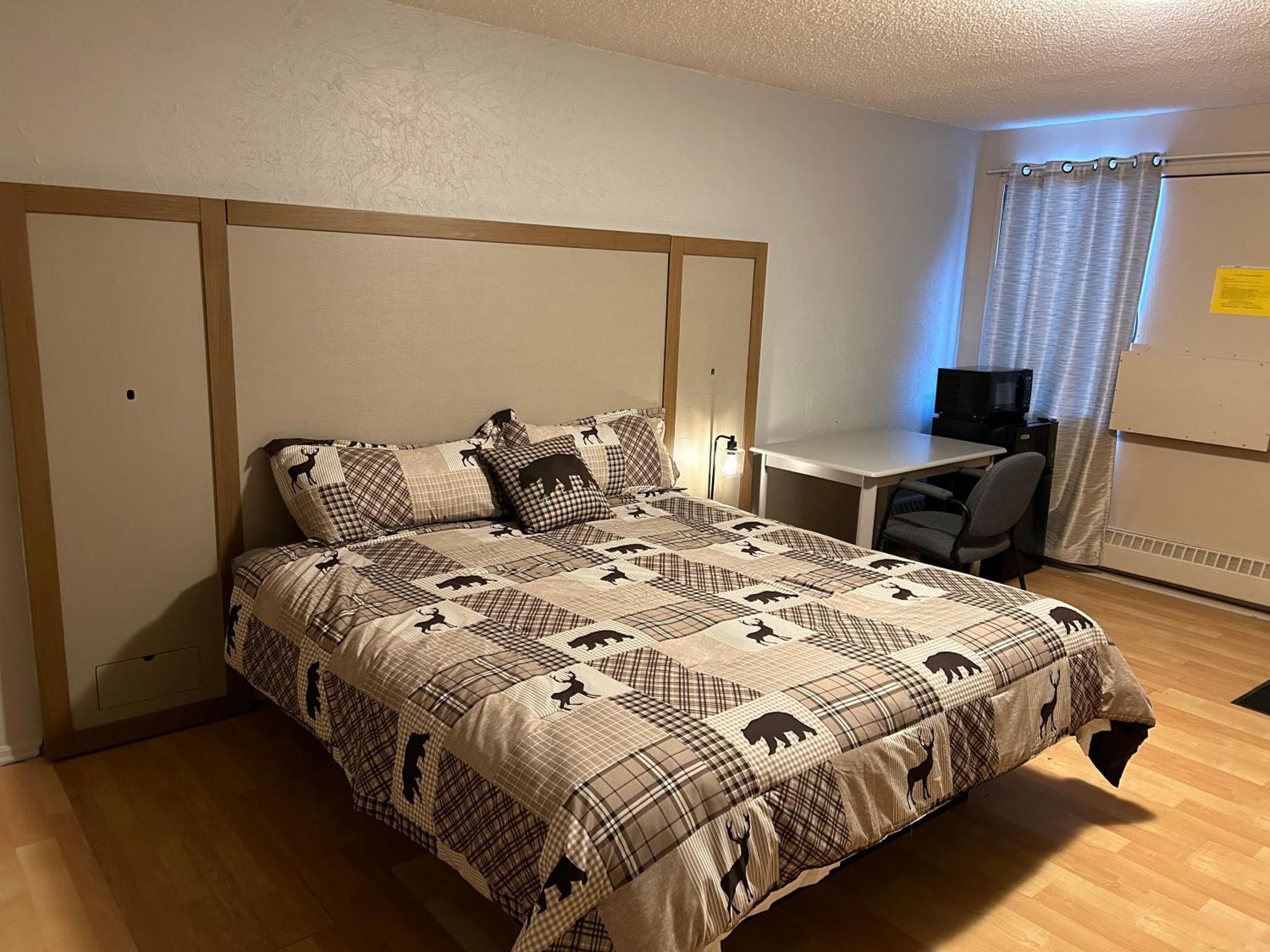 Kings Court Motel Cold Lake Екстериор снимка