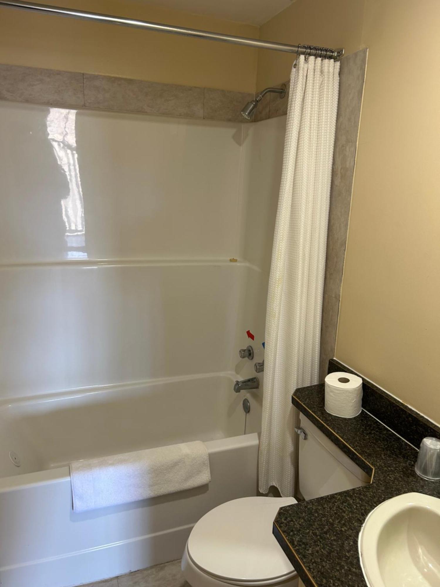 Kings Court Motel Cold Lake Екстериор снимка